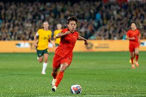 九游娱乐网页入口-足球报：王霜希望为中国女足踢球，但想在国家队看她还要再等等